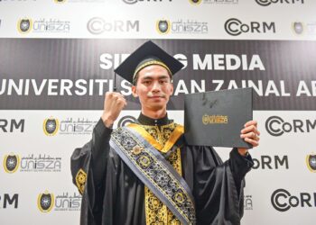 Mohamad Khairil Mizwan Mohamed Yusoff selepas menerima  Anugerah Terbaik Fakulti Sains Kesihatan pada Majlis Idul Ilmi Konvokesyen UniSZA kali ke-17 di Kuala Nerus, Terengganu semalam. 
– UTUSAN/PUQTRA HAIRRY