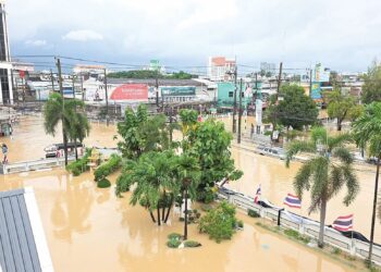 GAMBAR terkini banjir yang dirakam berhampiran simpang empat Pejabat Pos Hat Yai yang tidak boleh dilalui kenderaan ringan di Hat Yai, Thailand. - IHSAN NBT SONGKHLA