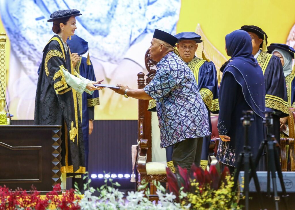 Bapa terima ijazah pelajar UPSI korban nahas di Gerik