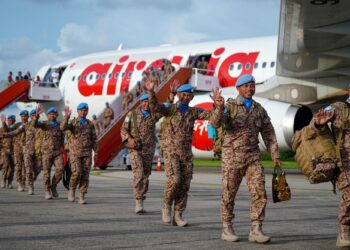 ANNGOTA Malbatt melambai ke arah keluarga pada Majlis Penerimaan Kumpulan Terakhir Malbatt 850-12 Unifil di Pangkalan Tentera Udara Diraja Malaysia (TUDM) Subang, semalam. - UTUSAN/ISKANDAR ISHAK