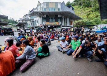 Pendatang asing tanpa izin yang ditahan dalam Ops Gempur oleh Jabatan Imigresen Malaysia di Kampung Raja, Cameron Highlands semalam. -UTUSAN/SHIDDIEQIIN ZON