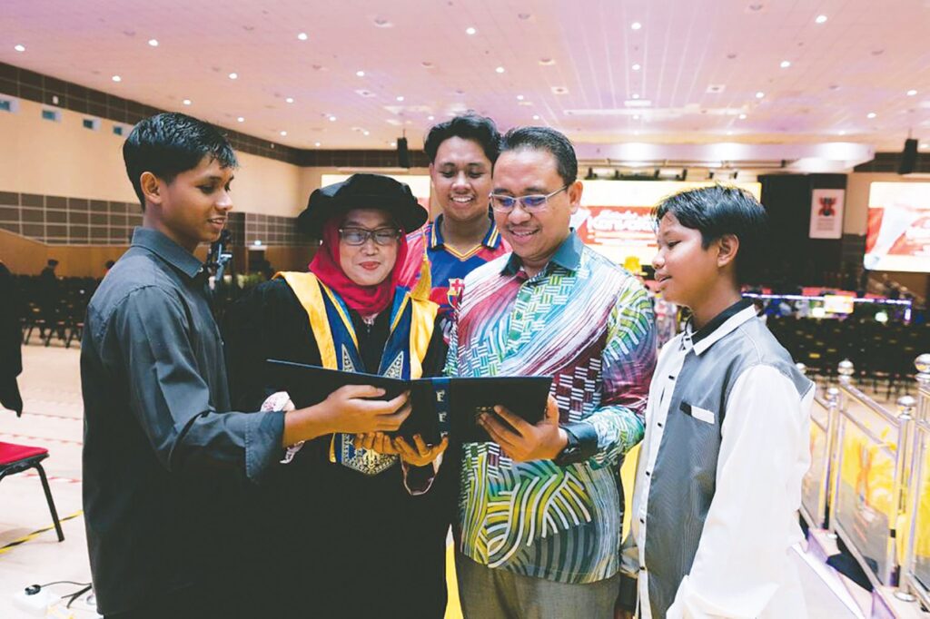 Lapan tahun lawan kanser, pensyarah kini genggam PhD