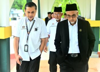 MOHD. ZAWAVI Zainal Abidin (kanan) mengiringi Pengarah Jabatan Pendidikan Negeri Pahang (JPNP), Ahmad Zamri Md. Isa  meninjau dewan peperiksaan di UnIPSAS di Kuantan, Pahang. - UTUSAN/SHAIKH AHMAD RAZIF