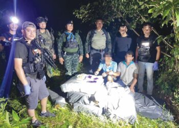 POLIS Narathiwat merampas pil kuda dan menahan dua suspek dalam serbuan di Daerah Tak Bai, Thailand yang dipercayai cuba diseludup ke Malaysia.