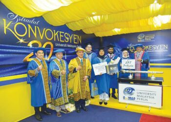 TUANKU Syed Faizuddin Putra Jamalullail bersama sebahagian pelajar yang bergraduasi pada sidang ketiga Istiadat Konvokesyen Ke-20 Unimap, Arau, Perlis semalam. – UTUSAN/IZLIZAN OTHMAN