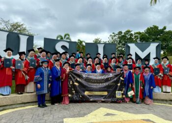 SERAMAI 32 graduan sulung Program Teknologi Industri Kesihatan, Fakulti Sains dan Teknologi USIM meraikan kejayaan mereka dalam Majlis Konvokesyen Ke-23 universiti itu di Dewan Tuanku Canselor, USIM, Seremban, semalam. – UTUSAN/NOR SHAFIQAH MOHD. GHAZALI