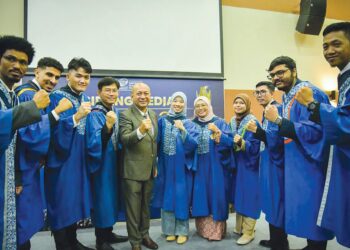 ZALIMAN Sauli bersama penerima anugerah, pingat dan hadiah sempena Istiadat Konvokesyen Ke-20 Unimap di Arau, Perlis semalam. – UTUSAN/IZLIZAN OTHMAN