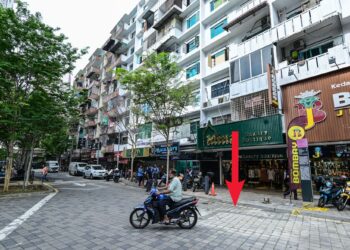 Keadaan jalan (bertanda merah) kembali seperti biasa selepas kerja-kerja baik pulih mendapan jalan siap dilaksanakan  di Jalan Bunus Masjid India semalam. -UTUSAN/ SYAKIR RADIN