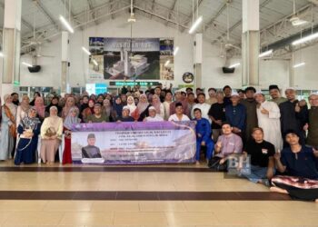 Pelajar Fakulti Pengurusan Hotel dan Pelancongan, Universiti Teknologi Mara (UiTM) Puncak Alam yang menjayakan bersama Sarapan Perdana Subuh di Masjid An-Nur, Saujana Utama, Sungai Buloh pagi ini.