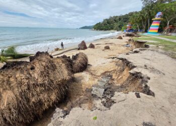 KEADAAN hakisan pantai Teluk Batik di Lumut akibat ombak besar dalam tinjauan semalam. – UTUSAN/AIN SAFRE BIDIN
