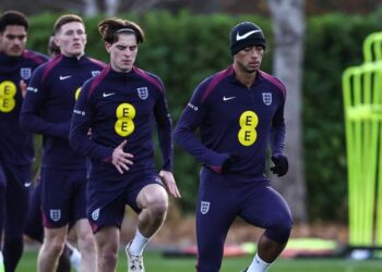 Jude Bellingham (kanan) berlatih dengan skuad England di padang latihan Tottenham Hotspur, Enfield, London sebagai persiapan aksi kelayakan Piala Dunia 2026 menentang Serbia dan Albania pada minggu ini. - AFP