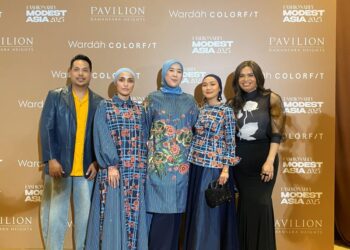 MIFTHAHUL Jannah (tengah) bersama tetamu jemputan yang menggayakan busana daripada koleksi Selena Benang Jarum.