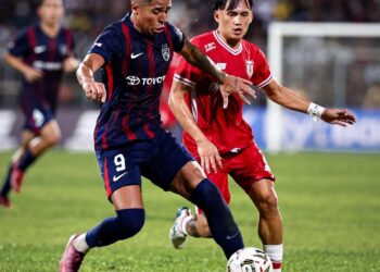 PENYERANG JDT, Bergson da Silva cuba melepasi kawalan pertahanan Kuching City pada aksi separuh akhir pertama Piala FA di Stadium Negeri, sebentar tadi.-IHSAN JST