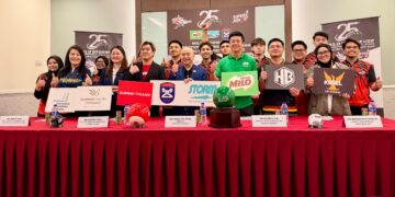 BARISAN Penaja bersama beberapa pemain negara yang bakal beraksi di Kejohanan boling remaja MILO Storm U22 International Junior All-Stars.