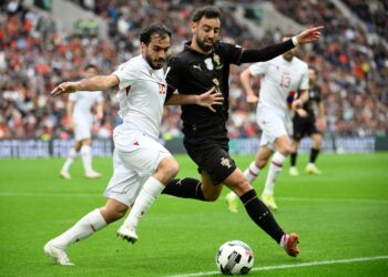 KAPTEN Portugal, Bruno Fernandes mengasak pemain Armenia pada aksi Kumpulan F Kelayakan  Piala Dunia 2026.-AFP
