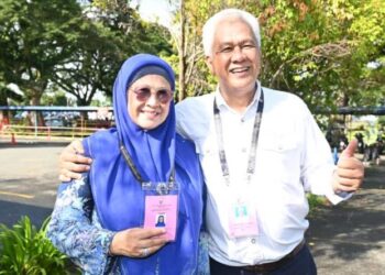 CHAYA Sulaiman (kiri) bersama Ma’mun ketika penamaan calon DUN Inanam, semalam.