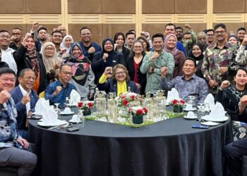 Zainora Zainal bersama kontraktor dan pemilik rumah yang menghadiri Majlis Pra-Pelancaran Program “Jom Bina Sempurna” di Pusat Dagangan Dunia Kuala Lumpur, hari ini. - UTUSAN/SOLEHAH AZIZAN