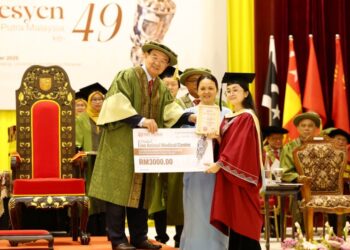 Peter Chin Fah Kui (kiri) menyampaikan Hadiah Live Animals Medical Centre kepada Graduan Terbaik Bacelor, Clayrieysia Samantha Michael Solomon pada Majlis Konvokesyen UPM ke-49 di Bintulu.