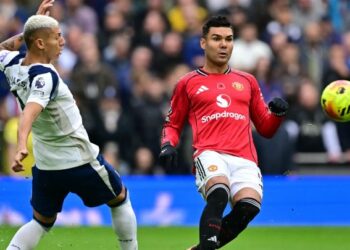 Peranan Casemiro dalam membantu kemenangan Manchester United sejak akhir-akhir ini kembali menambat hari Ruben Amorim. - AFP