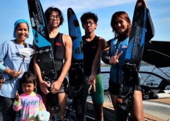 Norzeela Sulaiman (kiri) bersama anak-anaknya yang aktif dalam sukan ski air.