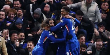 PEMAIN-pemain Chelsea meraikan gol ketika membenam Barcelona pada aksi Liga Juara-juara Eropah di Stamford Bridge, awal pagi tadi-AFP