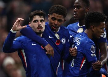 Pemain tengah Chelsea, Pedro Neto (kiri) meraikan jaringan gol bersama rakan sepasukan dalam aksi Liga Perdana Inggeris menentang Wolves di Stamford Bridge, London, semalam. - AFP
