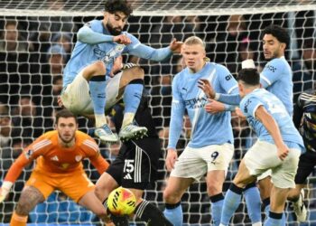 Pemain pertahanan Manchester City, Josko Gvardiol melompat bagi membolehkan tonggak tengah rakan sepasukannya, Phil Foden (dua dari kanan) merembat bola ke gawang Leeds dalam saingan Liga Perdana Inggeris di Stadium Etihad, semalam. - AFP