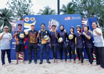 Timbalan Chef De Mission (CDM), Jivan Mohan (empat dari kiri), bergambar bersama atlet bola tampar pantai pada Program Lawatan ke Kem Latihan Bola Tampar Pantai, di Dewan MBSA Seksyen 19, di sini, semalam. Foto: SHIDDIEQIIN ZON