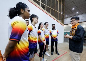 Timbalan Chef De Mission (CDM), Datuk Kenny Goh beramah mesra dengan atlet skuasy pada Program Lawatan ke Kem Latihan Skuasy, di Raintree Club, di sini, semalam. Foto: SHIDDIEQIIN ZON