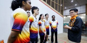 Timbalan Chef De Mission (CDM), Datuk Kenny Goh beramah mesra dengan atlet skuasy pada Program Lawatan ke Kem Latihan Skuasy, di Raintree Club, di sini, semalam. Foto: SHIDDIEQIIN ZON