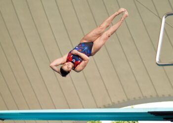 Ratu terjun negara, Nur Dhabitah Sabri ketika membuat terjunan dalam acara 3m papan anjal wanita akhir pada Kejohanan Terjun Terbuka Malaysia 2025 di Pusat Akuatik Nasional Bukit Jalil di sini, hari ini. - UTUSAN/ISKANDAR ISHAK