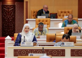 SALBIAH Mohamed semasa Persidangan Sidang Dewan Undangan Negeri Perak hari ini. - UTUSAN/MUHAMAD NAZREEN SYAH MUSTHAFA