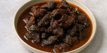 kuah yang pekat dengan daging yang lembut membuka selera.