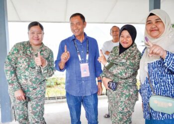 Yakub Khan ketika berjumpa dengan pengundi Dewan Undangan Negeri (DUN) Karambunai.