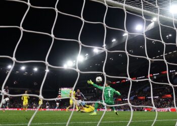 PERTAHANAN Aston Villa, Donyell Malen menjaringkan gol keduanya menentang Young Boys dalam aksi Liga Europa, semalam. - AFP