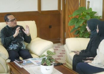 MOHD. AZAM Ahmad ketika ditemu bual wartawan Utusan Malaysia di pejabatnya di Kementerian Pendidikan, Putrajaya. – UTUSAN/FAISOL MUSTAFA