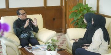 MOHD. AZAM Ahmad ketika ditemu bual wartawan Utusan Malaysia di pejabatnya di Kementerian Pendidikan, Putrajaya. – UTUSAN/FAISOL MUSTAFA