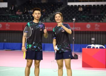 Edmund Teo (kiri) bersama Boon Wei Ying menewaskan pasangan Korea Selatan, Jeong Jincheol-Park Soyi 21-14, 21-19 pada aksi pertama kumpulan C Deaflympics 2025 yang berlangsung di Keio Arena Tokyo, Jepun, hari ini. - IHSAN MSDEAF