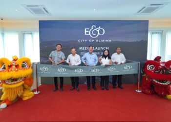 KOK Tuck Cheong ( dua dari kiri) bersama Pengerusi Eksekutif E&O, Datuk Seri Tee Eng Ho (tengah) merasmikan permulaan projek Kelab & Kawasan Komersial oleh E&O di Bandar Elmina.