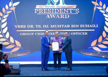 MUHTAR Suhaili (kiri) menerima Anugerah Presiden MSOSH yang disampaikan oleh Presiden  Persatuan Keselamatan dan Kesihatan Pekerjaan Malaysia, Datuk Ahmad Fakhrul Anuar Ismail dan disaksikan oleh Dr. Dzulkefly Ahmad (tengah) pada Majlis Penyampaian Anugerah Keselamatan dan Kesihatan Pekerjaan (MSOSH) Ke-43 di Putrajaya, semalam.