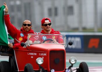 Lewis Hamilton (kiri) dan Charles Leclerc mengambil bahagian dalam perarakan pelumba sebelum bermula perlumbaan Grand Prix Brazil, minggu lalu. - AFP