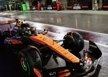 Pemandu pasukan McLaren, Lando Norris melakukan hentian pit dalam ssi kelayakan Grand Prix Las Vegas di Nevada, semalam. - AFP