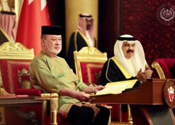 KEBERANGKATAN tiba Sultan Ibrahim disambut Raja Bahrain, Raja Hamad bin Isa Al-Khalifa di Istana Sakhir.