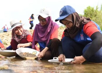 PELAJAR Universiti Malaysia Kelantan mencuba aktiviti mendulang emas di Batu Melintang, Jeli, Kelantan sekitar tahun 2019 lalu.-IHSAN UMK.