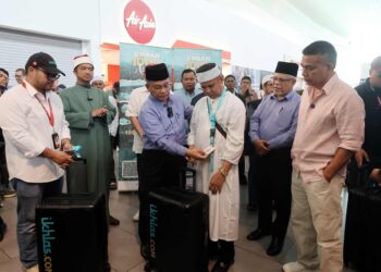 MOHD. Na’im menyantuni kira-kira 15 orang asnaf yang mendapat tajaan menerusi kempen Umrah 1,000 Asnaf.