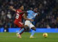 PENYERANG Manchester City, Jeremy Doku diasak pemain Liverpool, Ryan Gravenberch pada aksi Liga Perdana Inggeris(EPL) di Stadium Etihad, awal pagi tadi-AFP