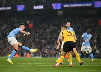 PEMAIN Manchester City, Phil Foden melepaskan rembatan kencang ke gawang 
Borussia Dortmund dalam aksi Liga Juara-Juara di Stadium Etihad, awal pagi tadi.-AFP