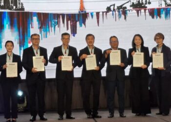 LEE Kim Seng (tengah) selepas merasmikan Majlis Pelancaran Prospektus Geohan Corporation Berhad di EQ Kuala Lumpur, di sini, semalam.