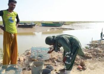 AMINATH Bibi (kanan) bersama keluarganya bersiap untuk menangkap ikan di Meeru Dablu, di Delta Indus Pakistan.