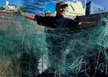 AHLI pertubuhan kebajikan Perancis, Kernic Solidarités, menyusun jaring ikan untuk dihantar ke Ukraine. – AFP